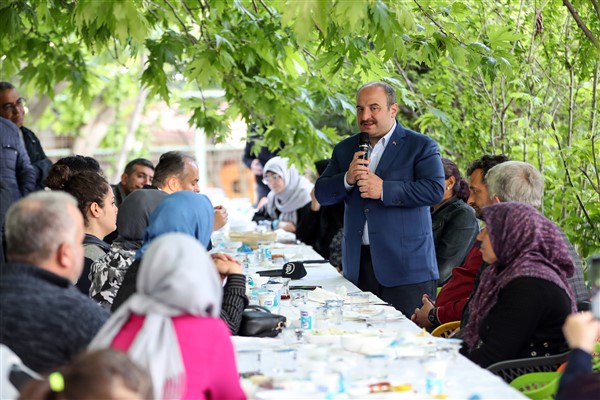 Bakan Varank: “Bu felaketin yaralarını sararken her zaman yanınızdayız”